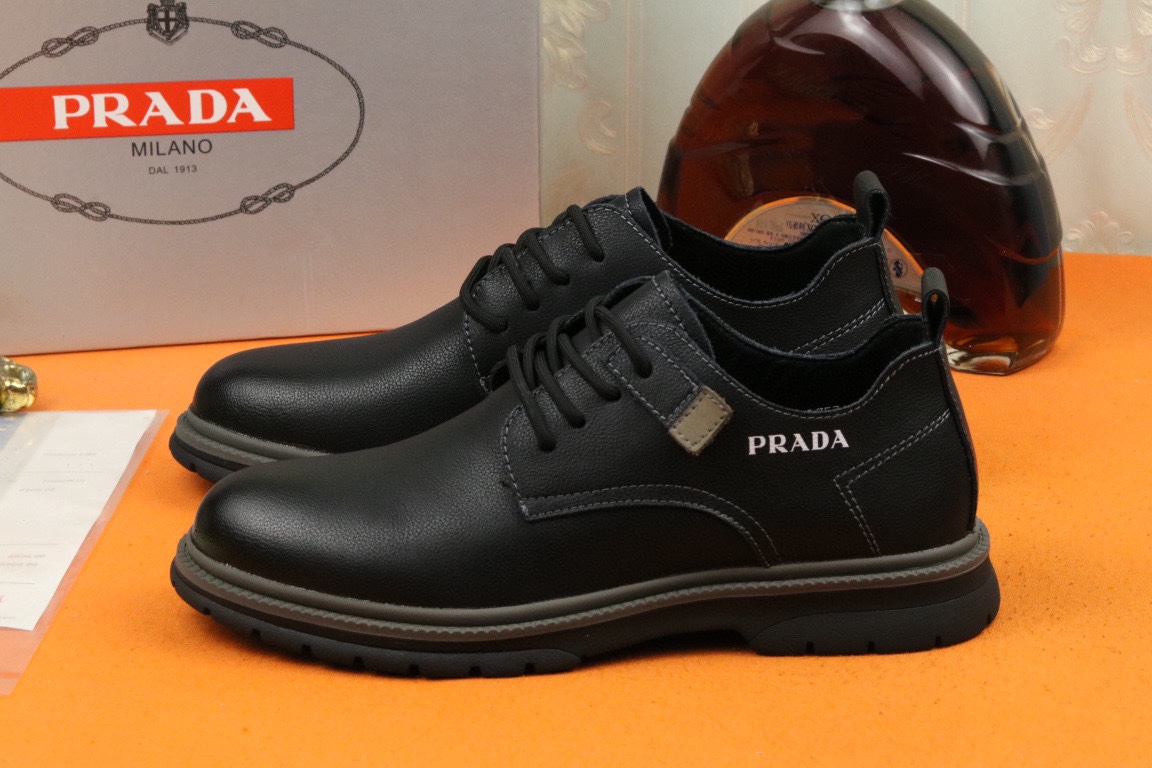 I5 高品质普拉达官网最新休闲皮鞋，顶级原单货， ，精心打造，潮流时尚，绅士格调，鞋面采用进口头层磨砂牛皮，透气猪皮里，防滑牛筋大底， 时尚舒适。