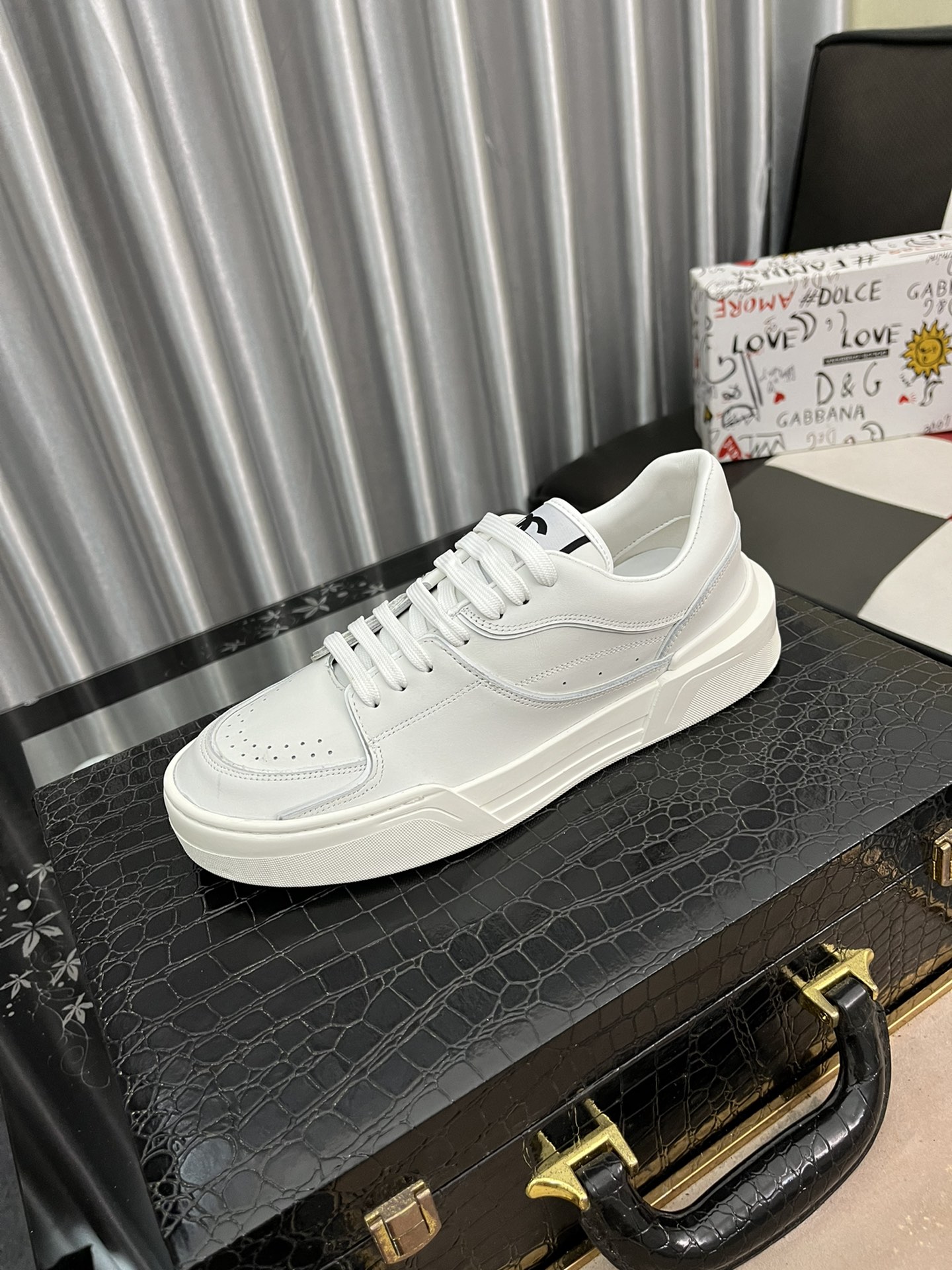 I5 Dolce & Gabbana 杜嘉班纳 男士休闲鞋 2022z柜同步发售 多个颜色手工鞋面涂鸦布料真皮内里,舒适透气,鞋底：原版舒适手工涂鸦耐磨大底,实物拍摄实物更赞.码数38-445色可选