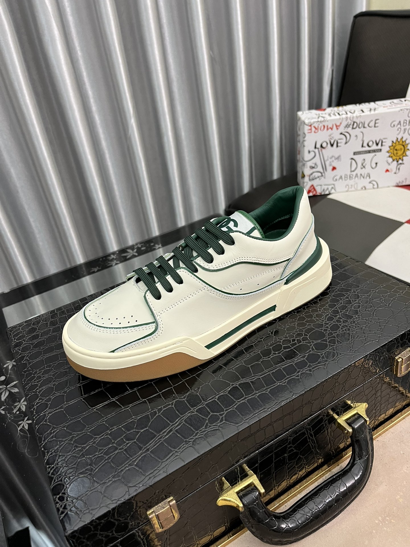 I5 Dolce & Gabbana 杜嘉班纳 男士休闲鞋 2022z柜同步发售 多个颜色手工鞋面涂鸦布料真皮内里,舒适透气,鞋底：原版舒适手工涂鸦耐磨大底,实物拍摄实物更赞.码数38-445色可选