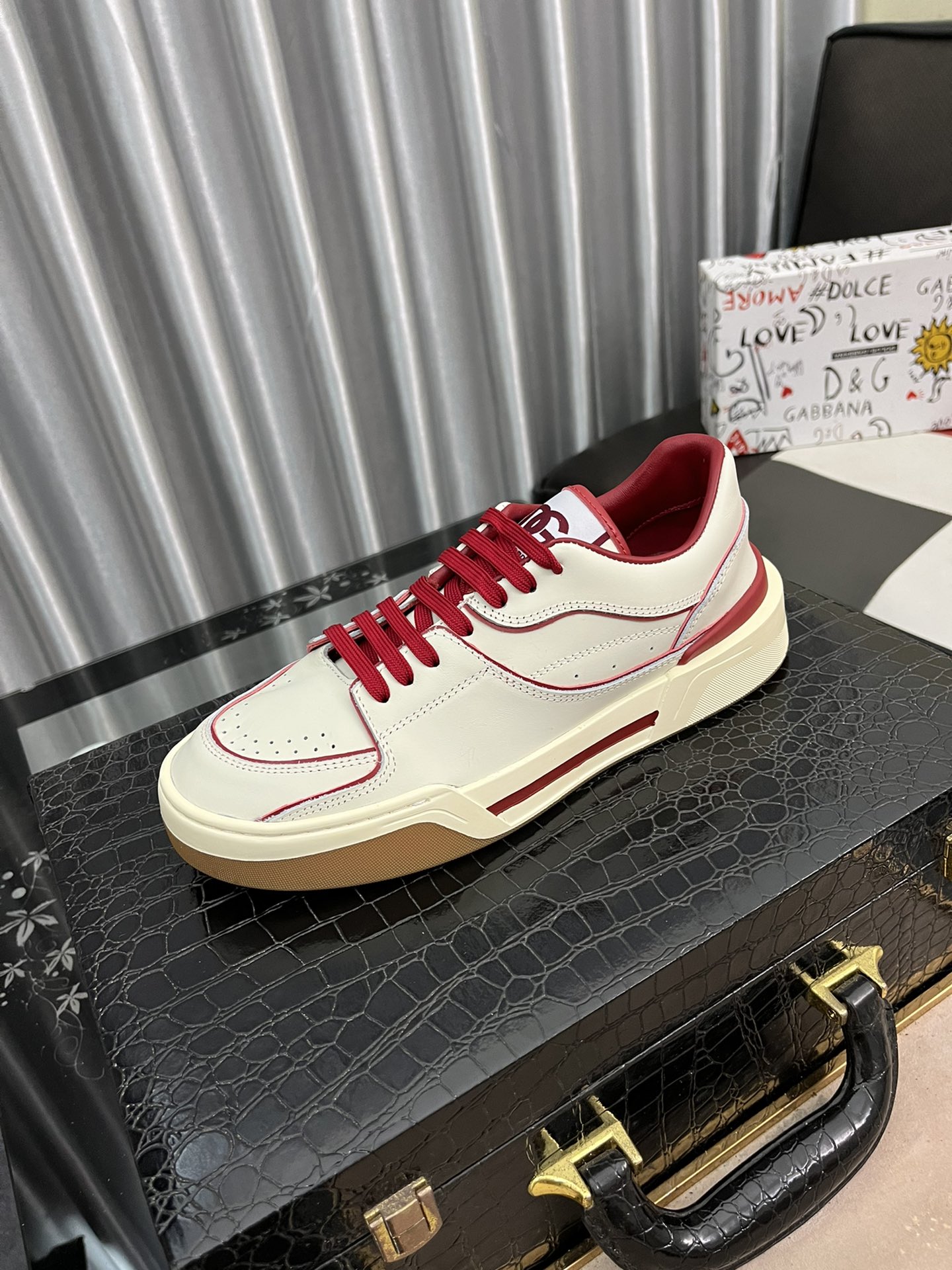 I5 Dolce & Gabbana 杜嘉班纳 男士休闲鞋 2022z柜同步发售 多个颜色手工鞋面涂鸦布料真皮内里,舒适透气,鞋底：原版舒适手工涂鸦耐磨大底,实物拍摄实物更赞.码数38-445色可选