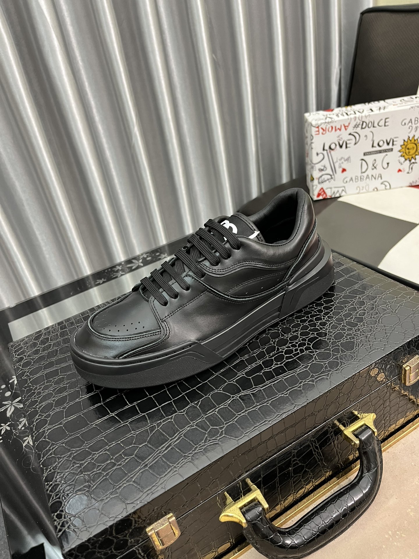 I5 Dolce & Gabbana 杜嘉班纳 男士休闲鞋 2022z柜同步发售 多个颜色手工鞋面涂鸦布料真皮内里,舒适透气,鞋底：原版舒适手工涂鸦耐磨大底,实物拍摄实物更赞.码数38-445色可选