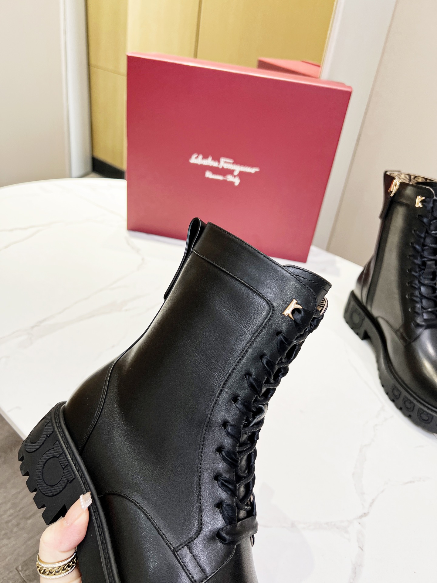 Salvatore Ferragamo Gancini Boots: Design, Material, and Price Highlights - 图片 9