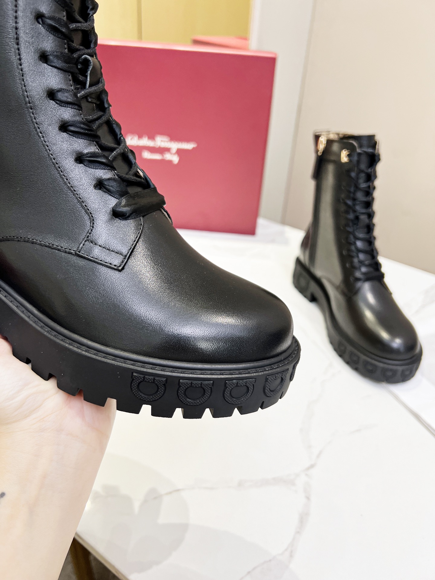 Salvatore Ferragamo Gancini Boots: Design, Material, and Price Highlights - 图片 8