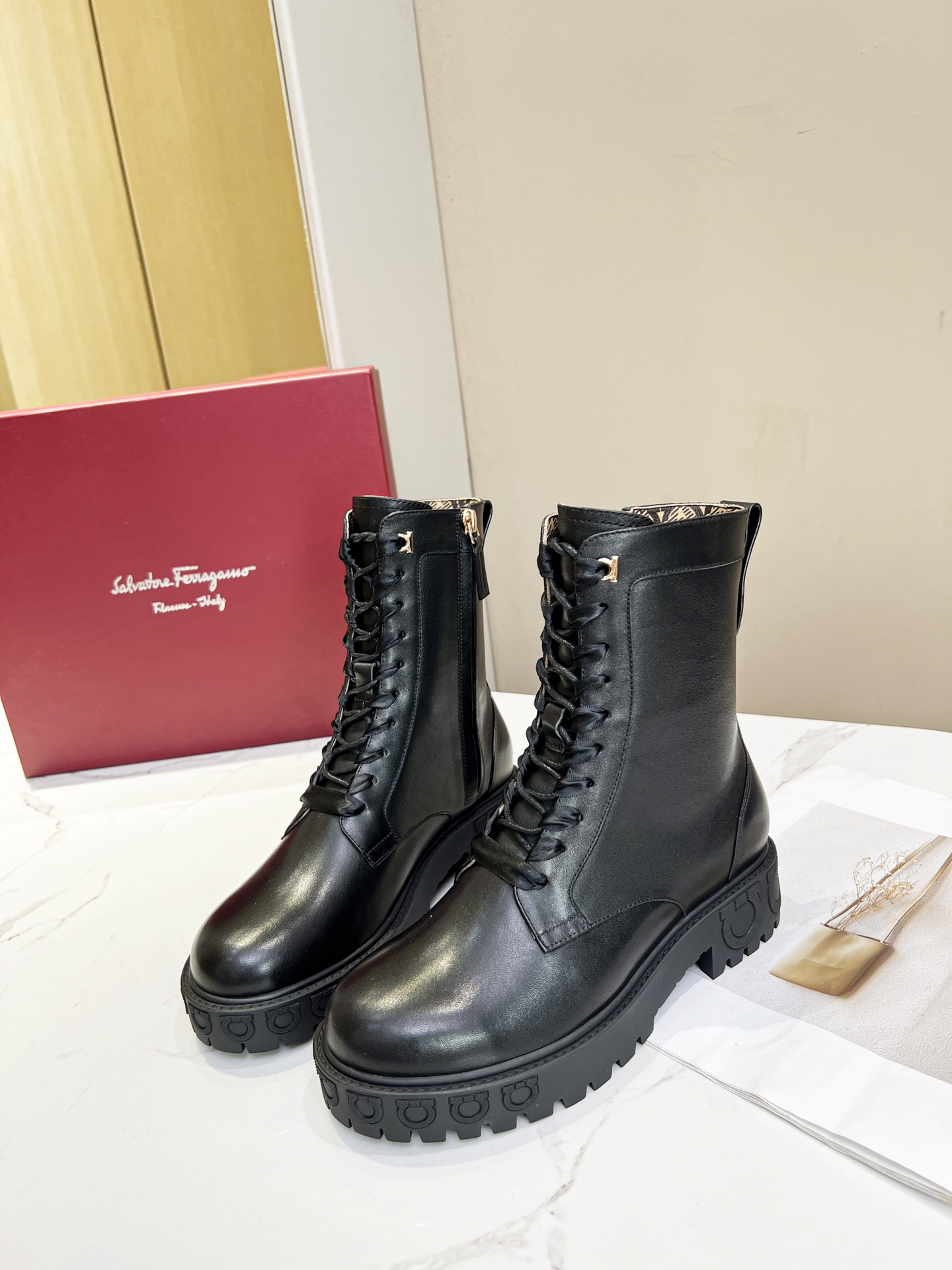 Salvatore Ferragamo Gancini Boots: Design, Material, and Price Highlights - 图片 3