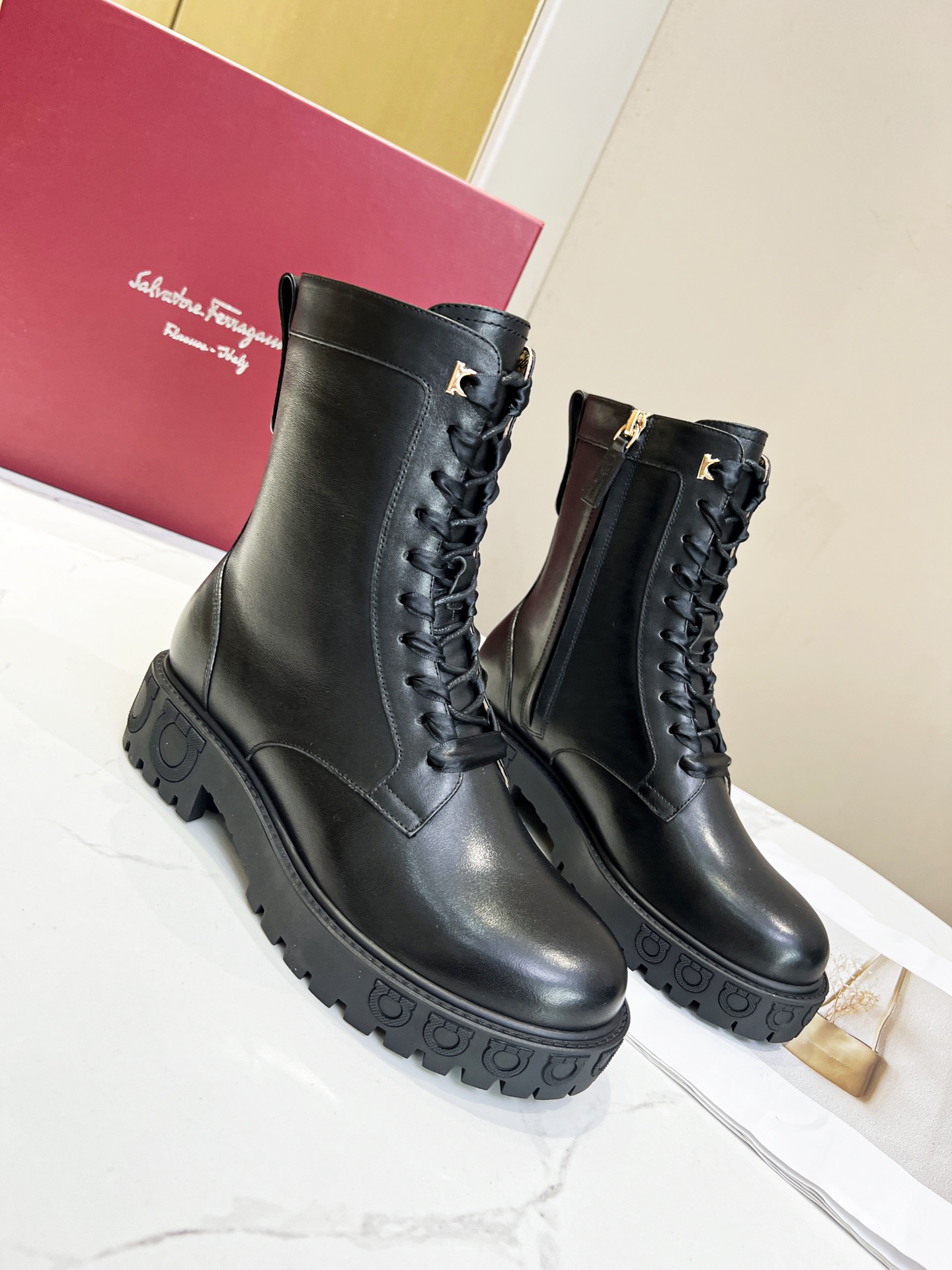 Salvatore Ferragamo Gancini Boots: Design, Material, and Price Highlights - 图片 2