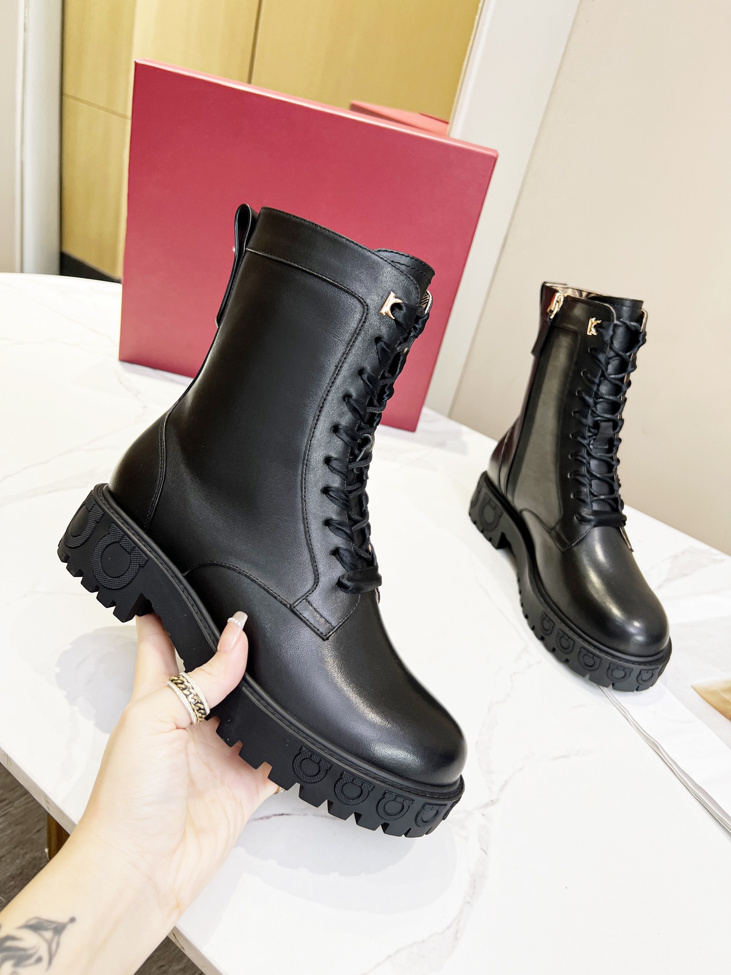 Salvatore Ferragamo Gancini Boots: Design, Material, and Price Highlights - 图片 4