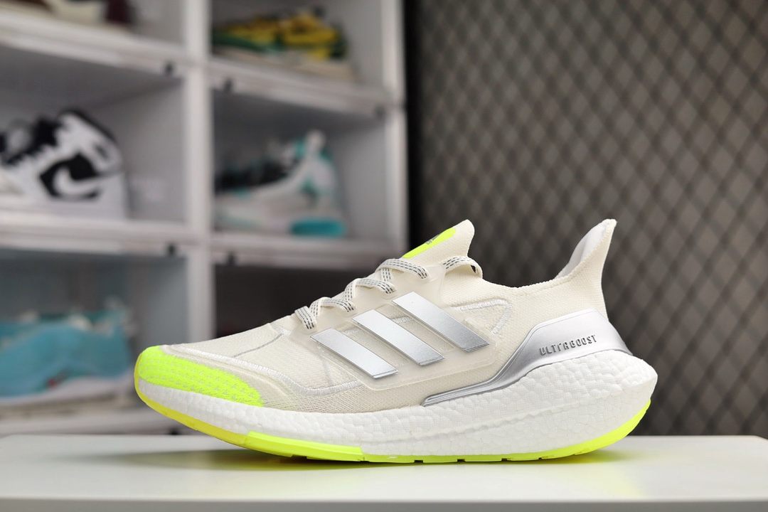 H0 UB 2021爆米花 前凸后翘”的adidas ultra boost 2021系列正式曝光，新一代的ulrtra boost 21在中底的部分添加了更多的boost材质面积，除了部分标志性的细节处外，这次更新的款式以”前凸后翘”的流线型呈现。中底的支撑片也变成了造型奇特的”U”型，鞋子设计十分有速度感。