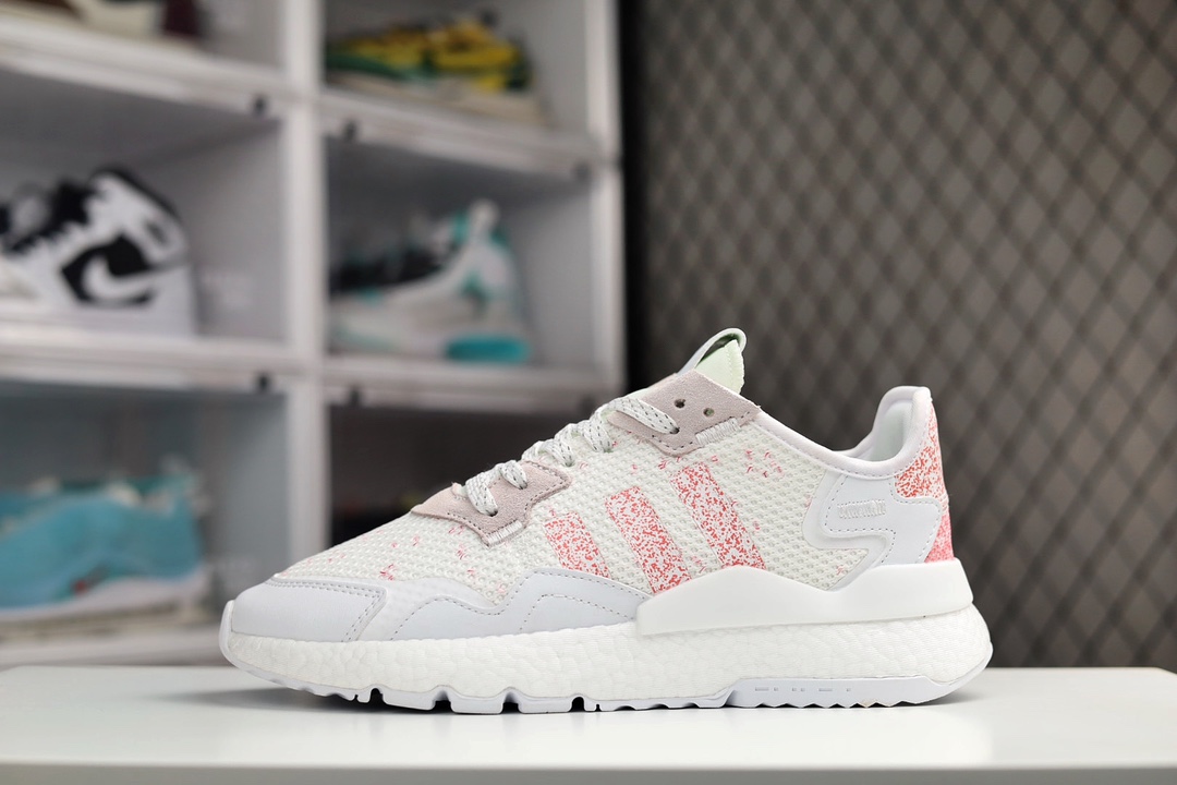 H0 阿迪达斯/AD Nite Jogger 2019 Boost 三叶草 联名夜行者 复古跑鞋。原厂材料 原厂大底 私家独模 网布搭配麂皮拼接打造鞋面 极具复古风格鞋头及鞋跟点缀3M反光设计极为亮眼中底采用全掌 Boost 科技，厚度相当可观，脚感极佳