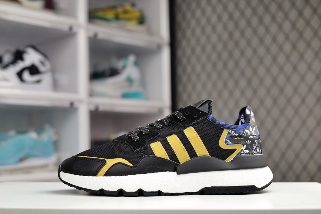 H0 阿迪达斯/AD Nite Jogger 2019 Boost 三叶草 联名夜行者 复古跑鞋。原厂材料 原厂大底 私家独模 网布搭配麂皮拼接打造鞋面 极具复古风格鞋头及鞋跟点缀3M反光设计极为亮眼中底采用全掌 Boost 科技，厚度相当可观，脚感极佳