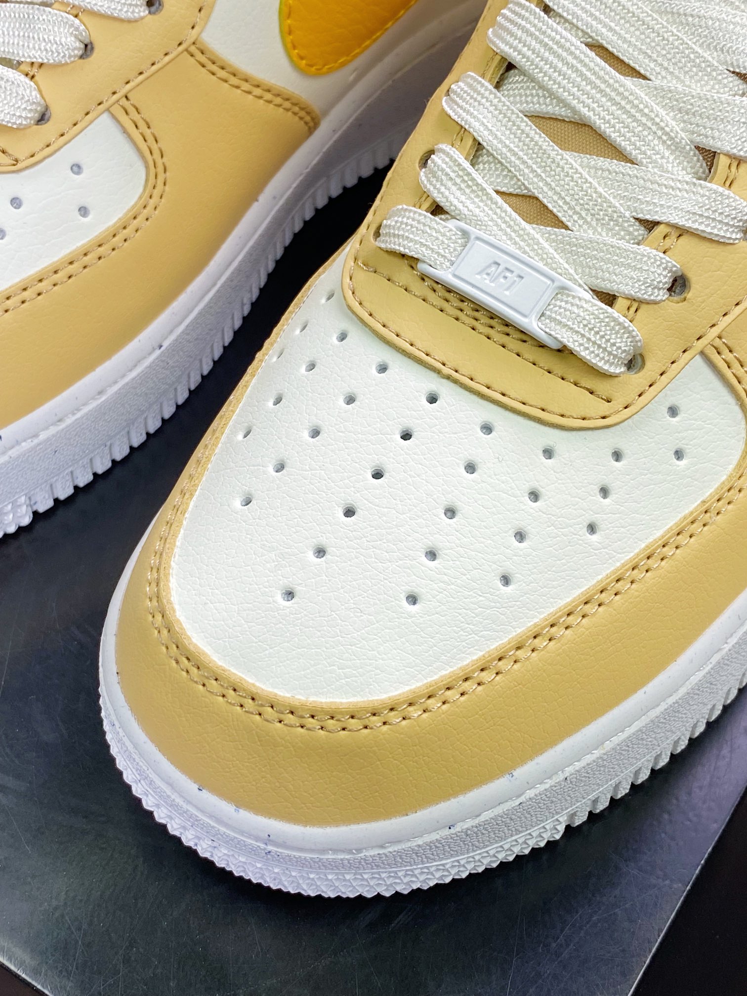 200 Air Force 1’07 LV8 EMB”82 Double Swoosh Yellow”空军一号板鞋“黄白黑双钩”DX6065-171