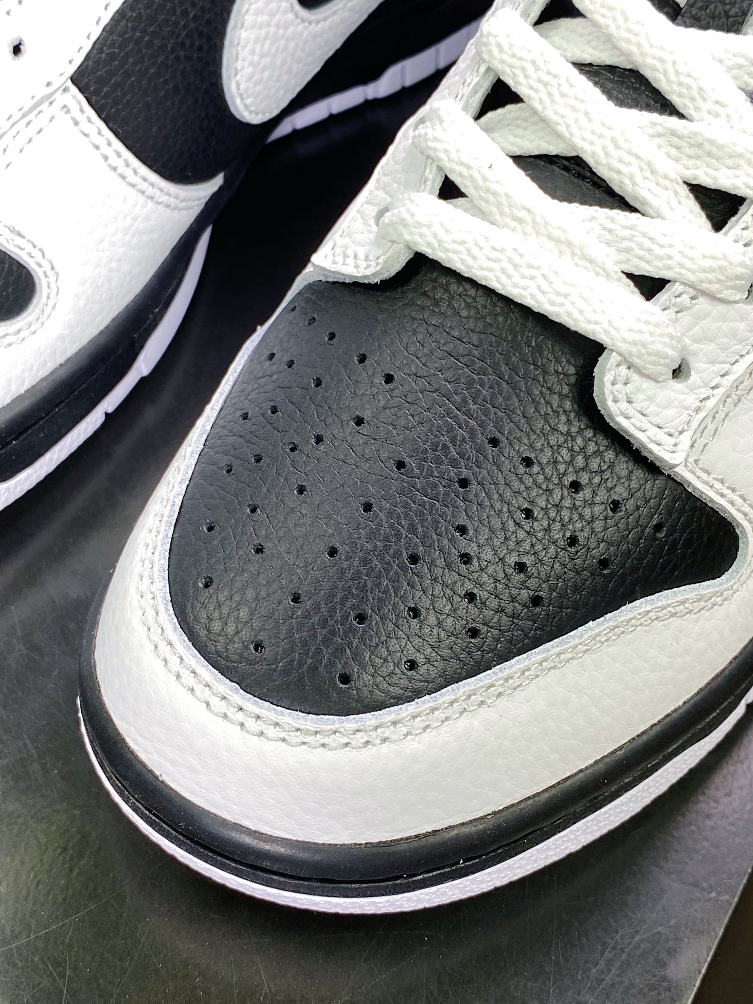 300 耐克 WMNS SB Dunk Low”White/Black”扣篮系列低帮休闲运动滑板板鞋“皮革白黑钩子”DD1503-113