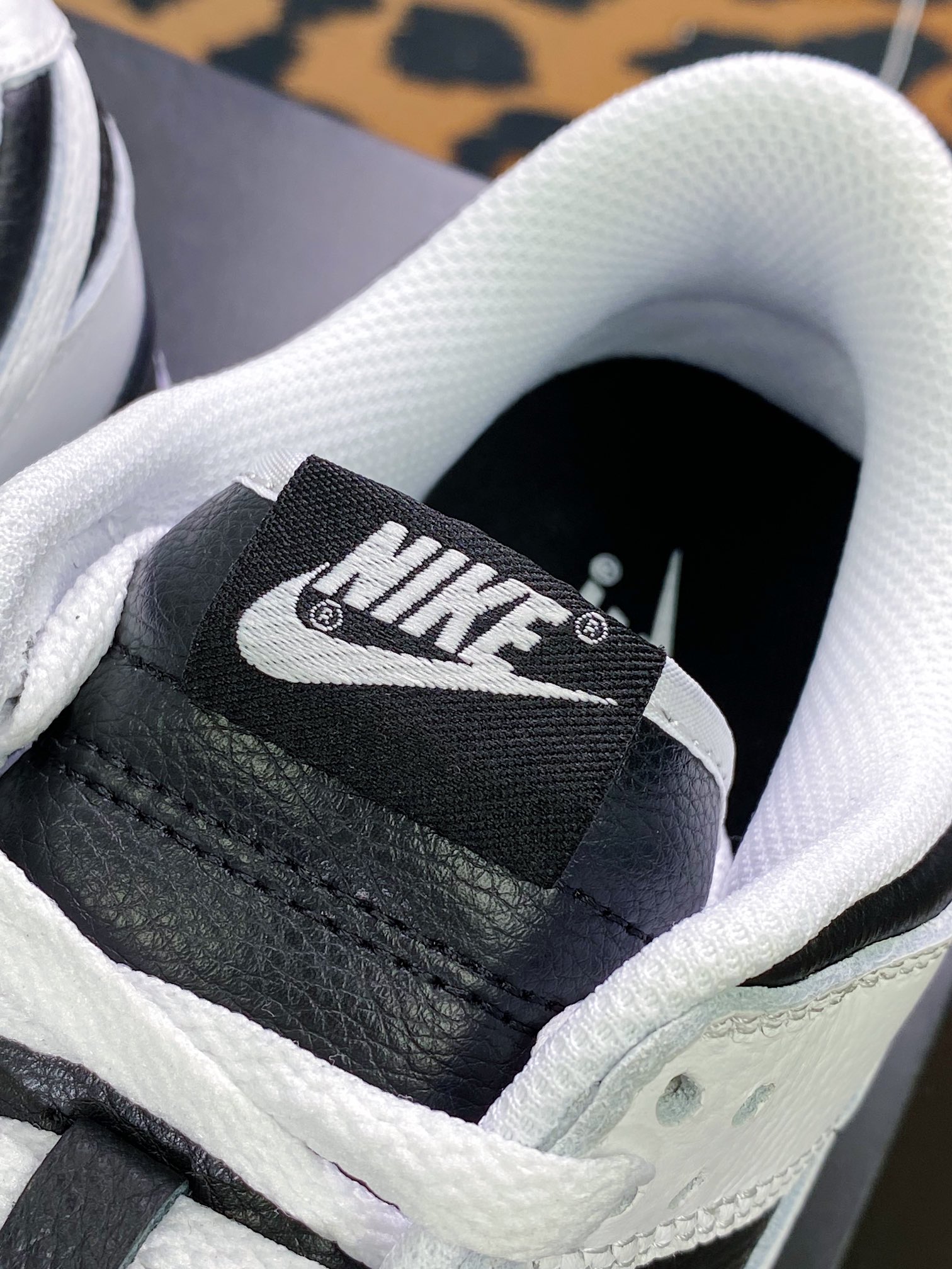 300 耐克 WMNS SB Dunk Low”White/Black”扣篮系列低帮休闲运动滑板板鞋“皮革白黑钩子”DD1503-113