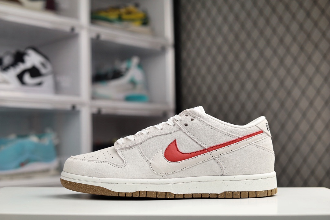 I0 纯原版本 NK Dunk Low SE “85” 灰白红双钩原装公司级 经典复古休闲板鞋原装头层材料 用料绝不含糊 独家版型蒸餾加工帶來的是更好的视觉和脚感体验 清洁度 电绣工艺 皮料切割干净无任何毛边 细节完美