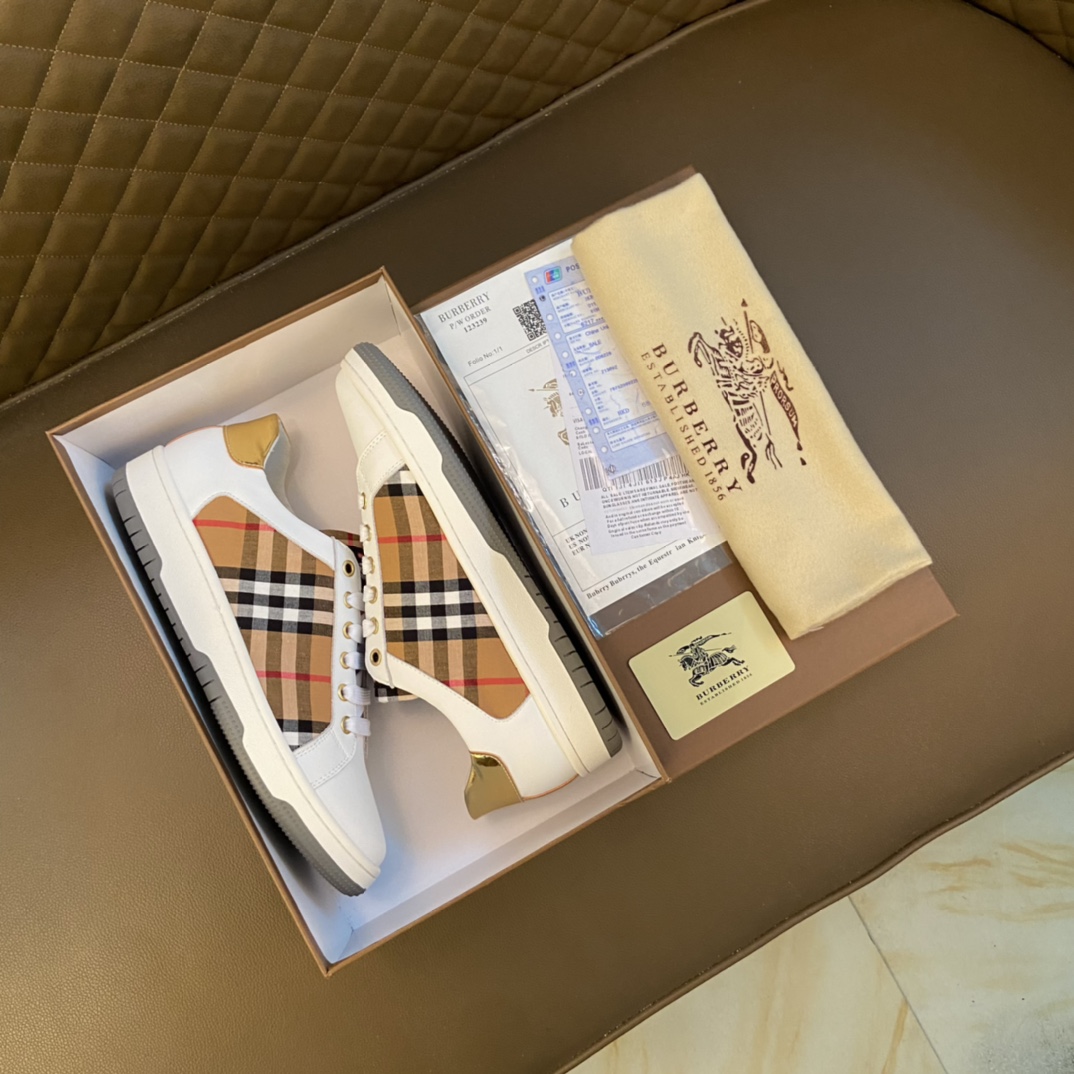 I5 巴宝莉 Burberry 经典休闲鞋2022休闲运动男鞋，懒人套脚板鞋 帆船鞋 全新米兰时装时尚的设计，完美做工，原版复刻 霸气花纹 材质：头层磨砂牛皮柔软舒适，羊皮鞋垫，适合户外青年跑步户外司机驾车鞋 套脚方便 懒人乐福首选原版橡胶耐磨大底，男鞋