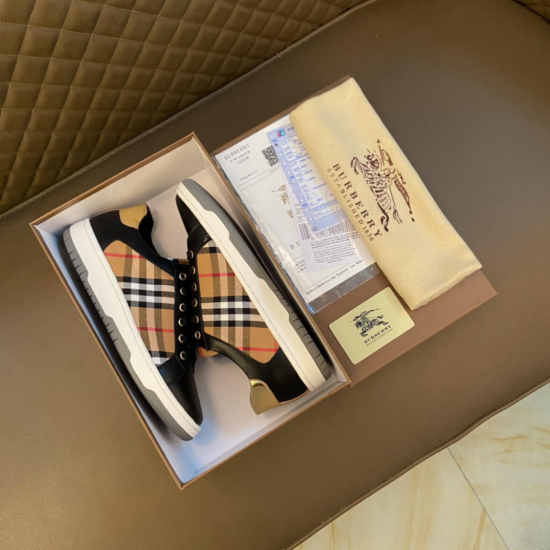 I5 巴宝莉 Burberry 经典休闲鞋2022休闲运动男鞋，懒人套脚板鞋 帆船鞋 全新米兰时装时尚的设计，完美做工，原版复刻 霸气花纹 材质：头层磨砂牛皮柔软舒适，羊皮鞋垫，适合户外青年跑步户外司机驾车鞋 套脚方便 懒人乐福首选原版橡胶耐磨大底，男鞋