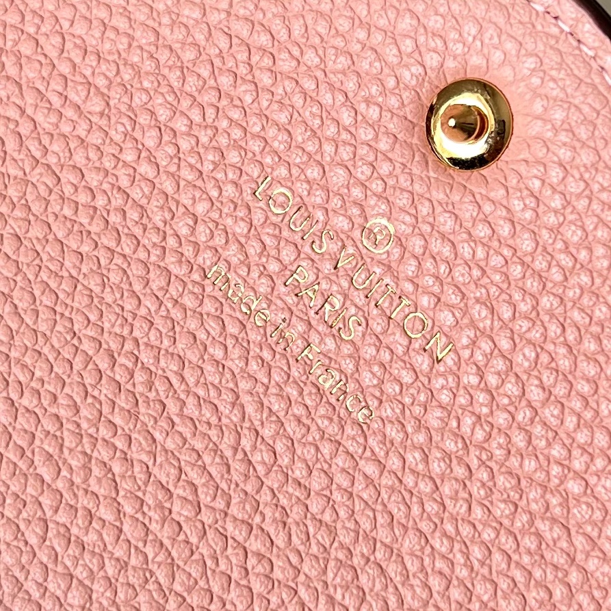 M61182粉色这款信封式Sarah钱夹外部采用精心压纹的MonogramEmpreinte皮革内部设计