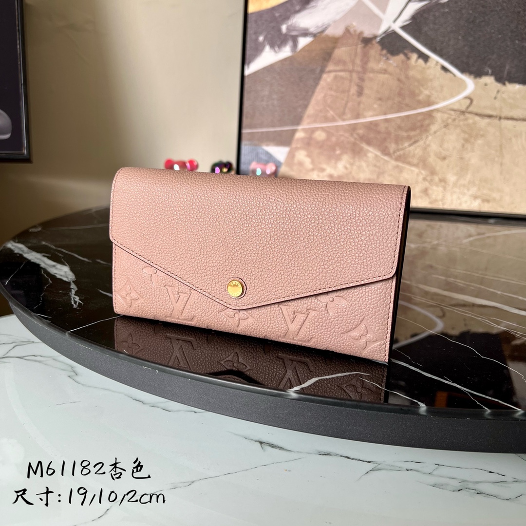 M61182杏色这款信封式Sarah钱夹外部采用精心压纹的MonogramEmpreinte皮革内部设计
