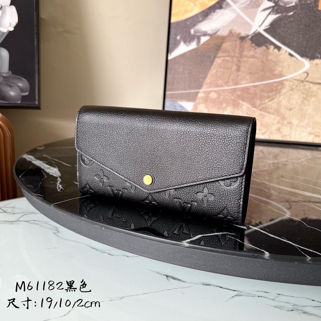 M61182黑色这款信封式Sarah钱夹外部采用精心压纹的MonogramEmpreinte皮革内部设计