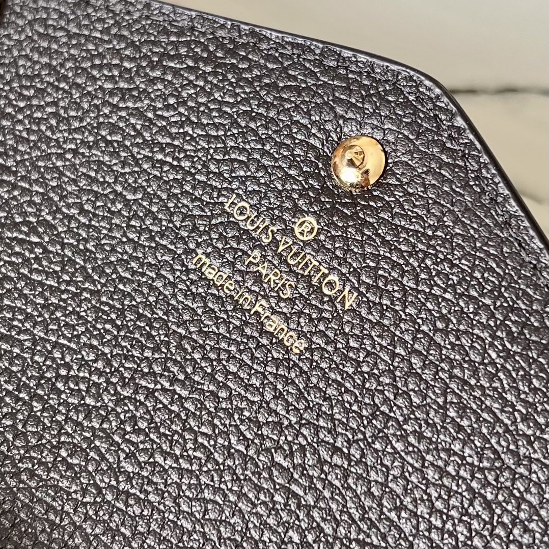 M61182黑色这款信封式Sarah钱夹外部采用精心压纹的MonogramEmpreinte皮革内部设计