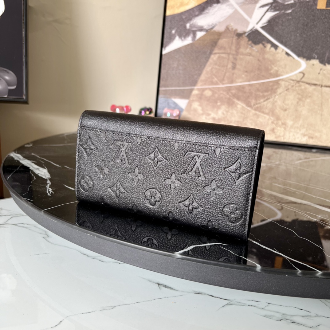 M61182黑色这款信封式Sarah钱夹外部采用精心压纹的MonogramEmpreinte皮革内部设计