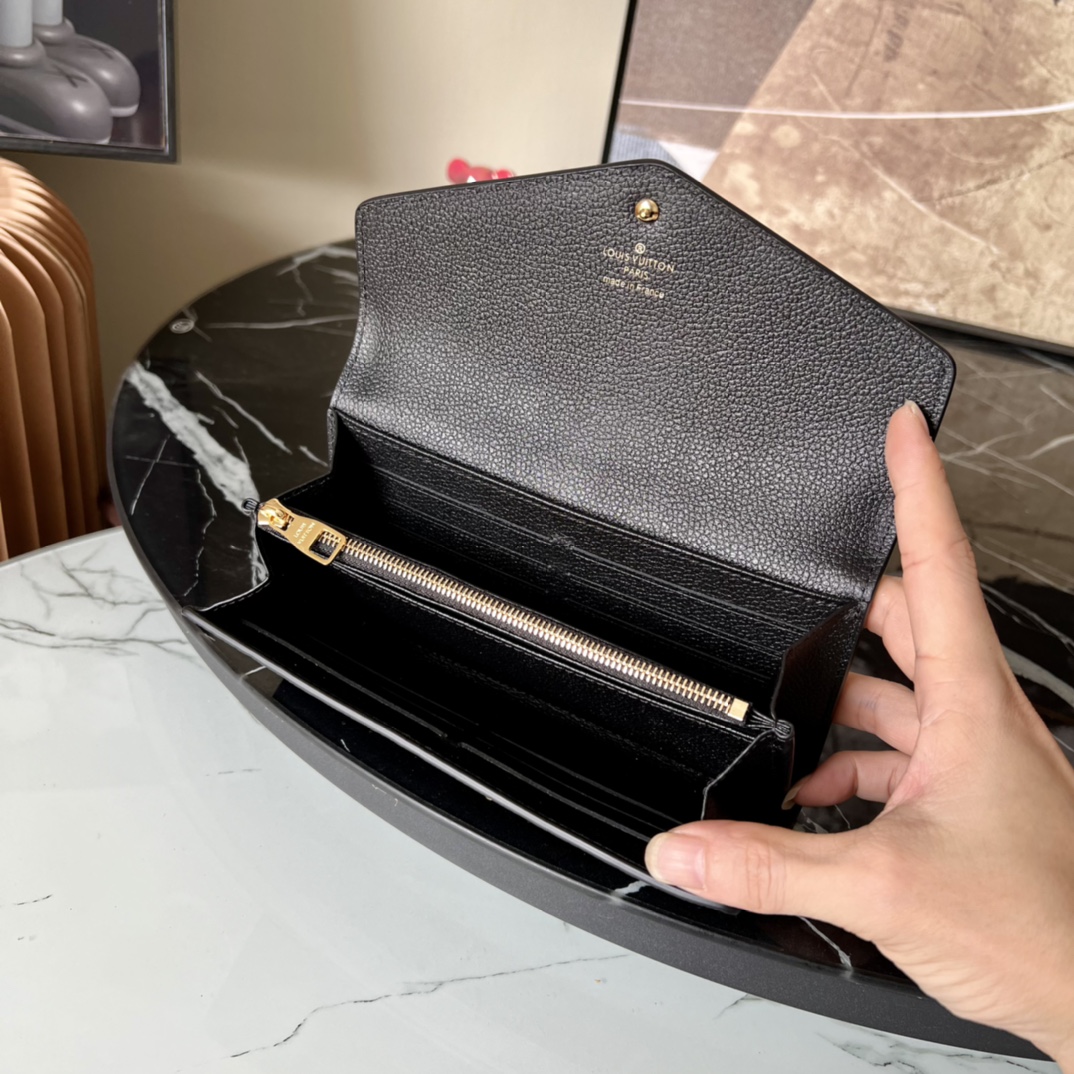 M61182黑色这款信封式Sarah钱夹外部采用精心压纹的MonogramEmpreinte皮革内部设计