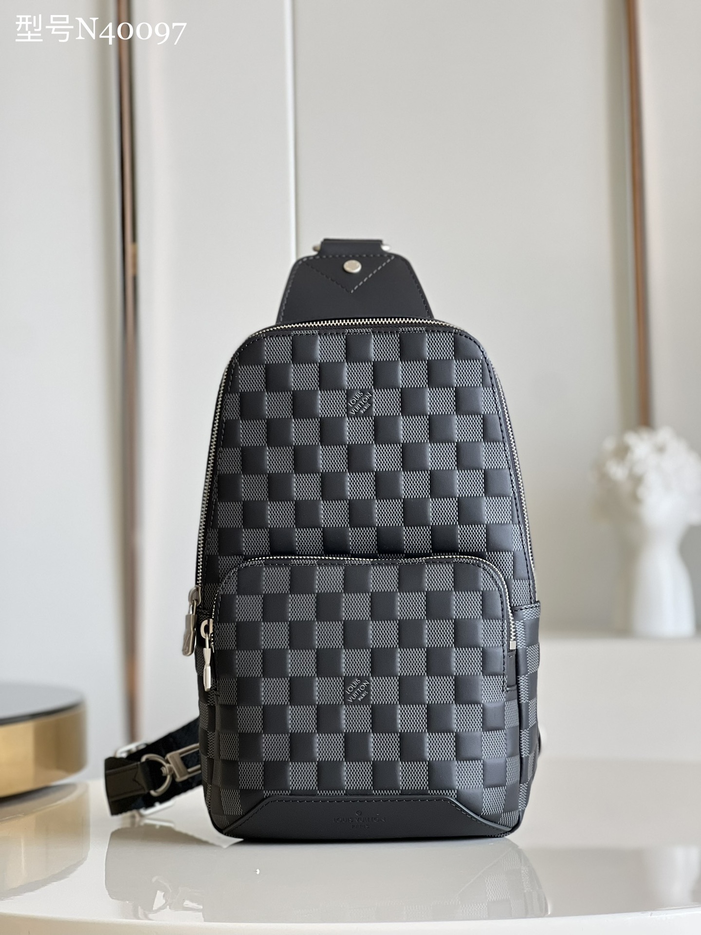 NO:399200,【Exclusive real photo N40097】M41720 Avenue shoulder bag has a slightly metallic luster made of Damier Infini cowhide leather. The shoulder strap can be left or right, showing a fashionable attitude that is not bound by the traditional one. Detailed features 20 x 31 x 10 cm (length x height x width) M.800,LV [original leather],louis vuitton,shoulder bags,cowhide19860909【独家实拍N40097】M41720 Avenue 单肩包微泛的金属光泽来自 Damier Infini 牛皮革材质.单肩带可左可右,彰显不拘泥于传统的时尚态度.详细特征20 x 31 x 10 厘米 (长度 x 高 x 宽) M.800,LV【原厂皮】,louis vuitton,shoulder bags,cowhide,Bag
