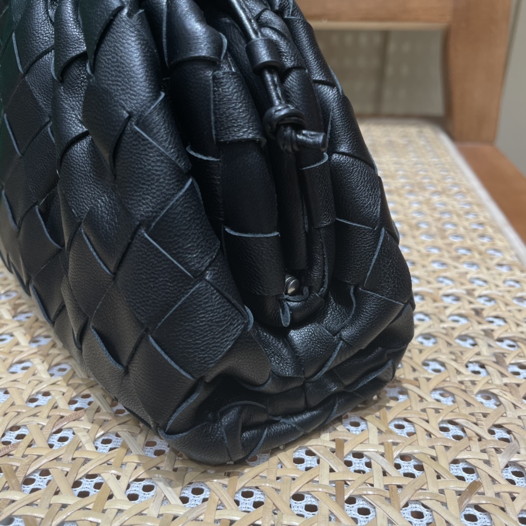 Bottega Veneta THE MINI POUCH 22CM 编织云朵包 585852黑色