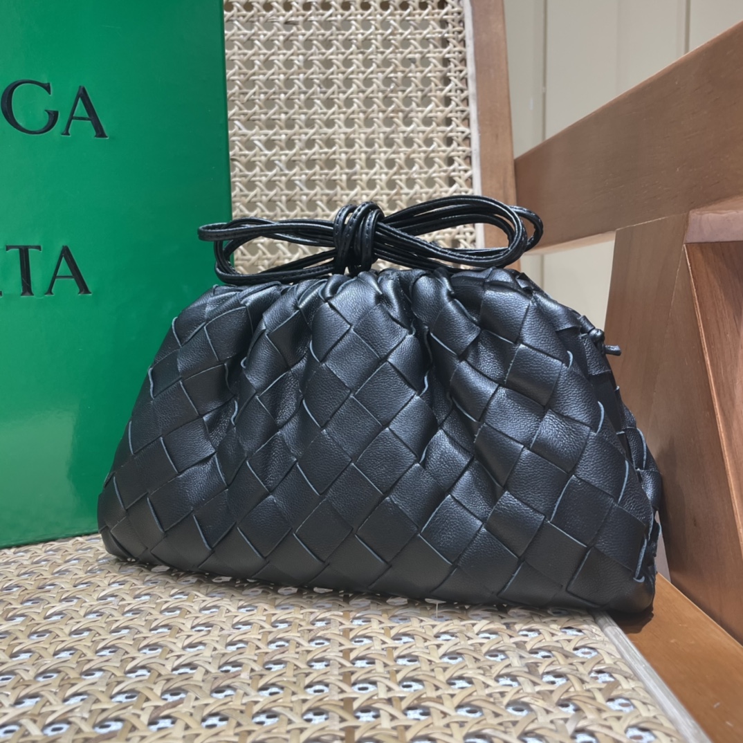 Bottega Veneta THE MINI POUCH 22CM 编织云朵包 585852黑色