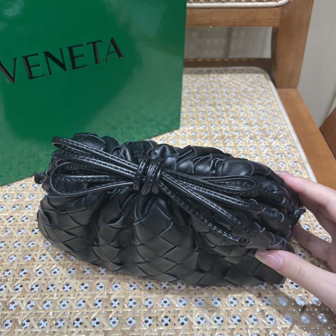 Bottega Veneta THE MINI POUCH 22CM 编织云朵包 585852黑色