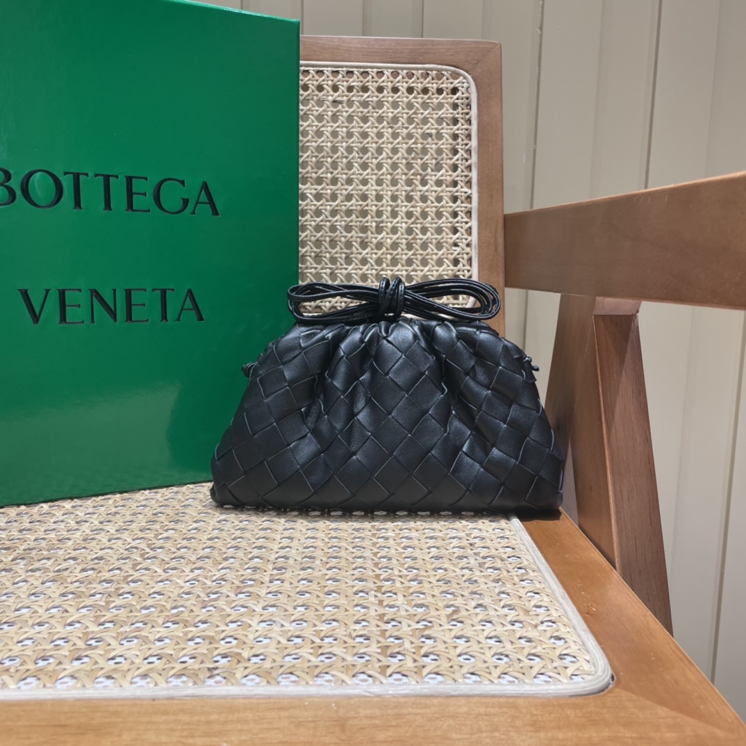 Bottega Veneta THE MINI POUCH 22CM 编织云朵包 585852黑色