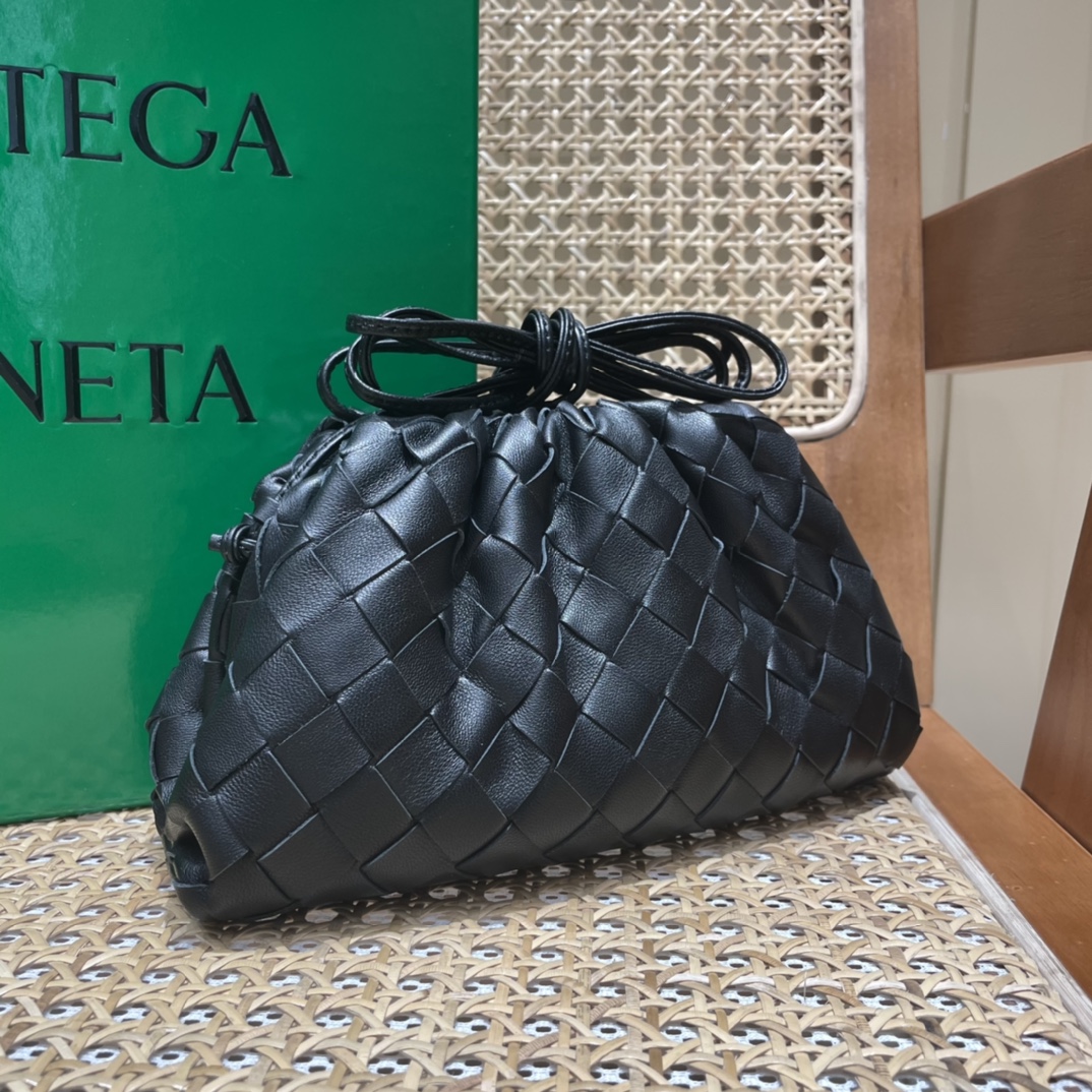 Bottega Veneta THE MINI POUCH 22CM 编织云朵包 585852黑色