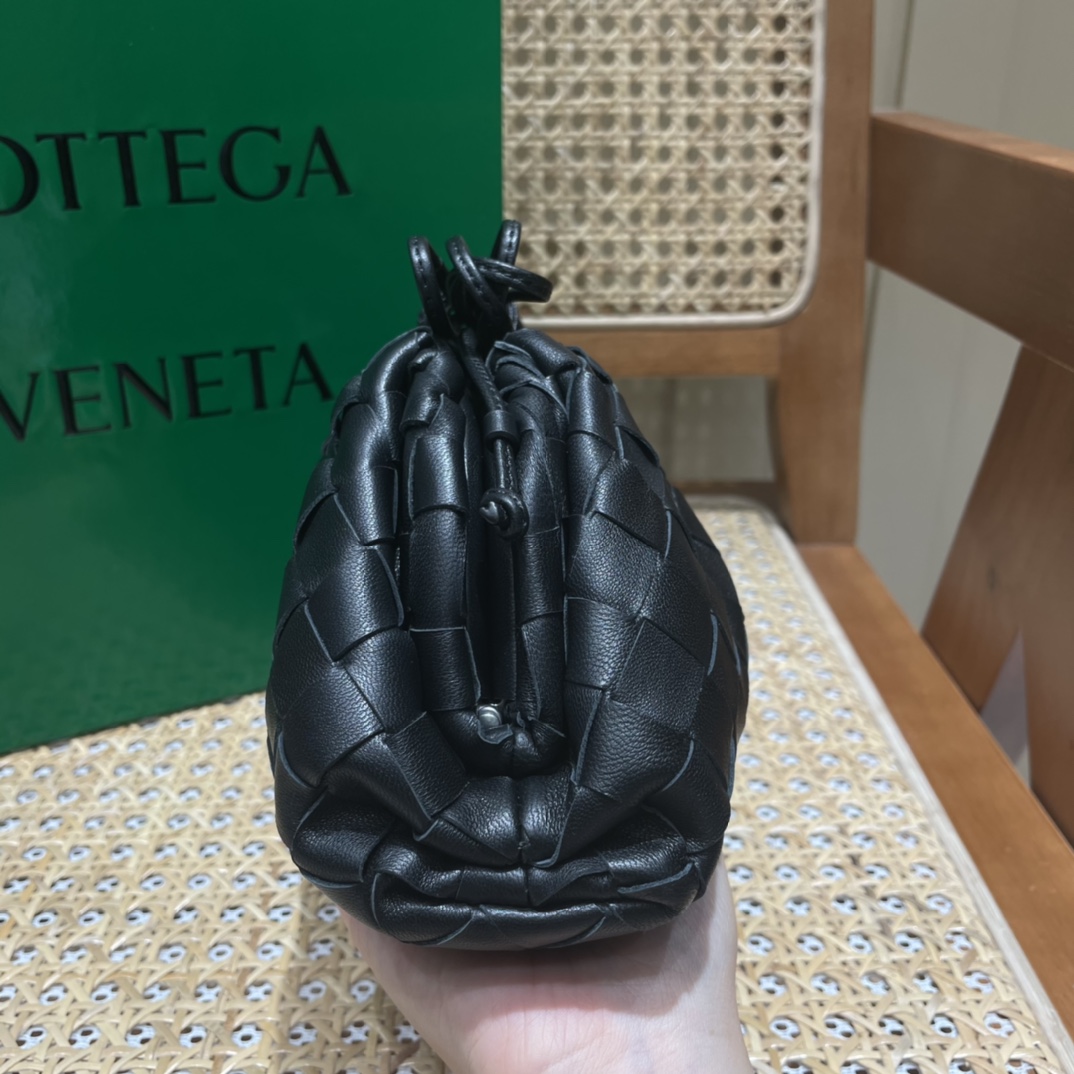 Bottega Veneta THE MINI POUCH 22CM 编织云朵包 585852黑色