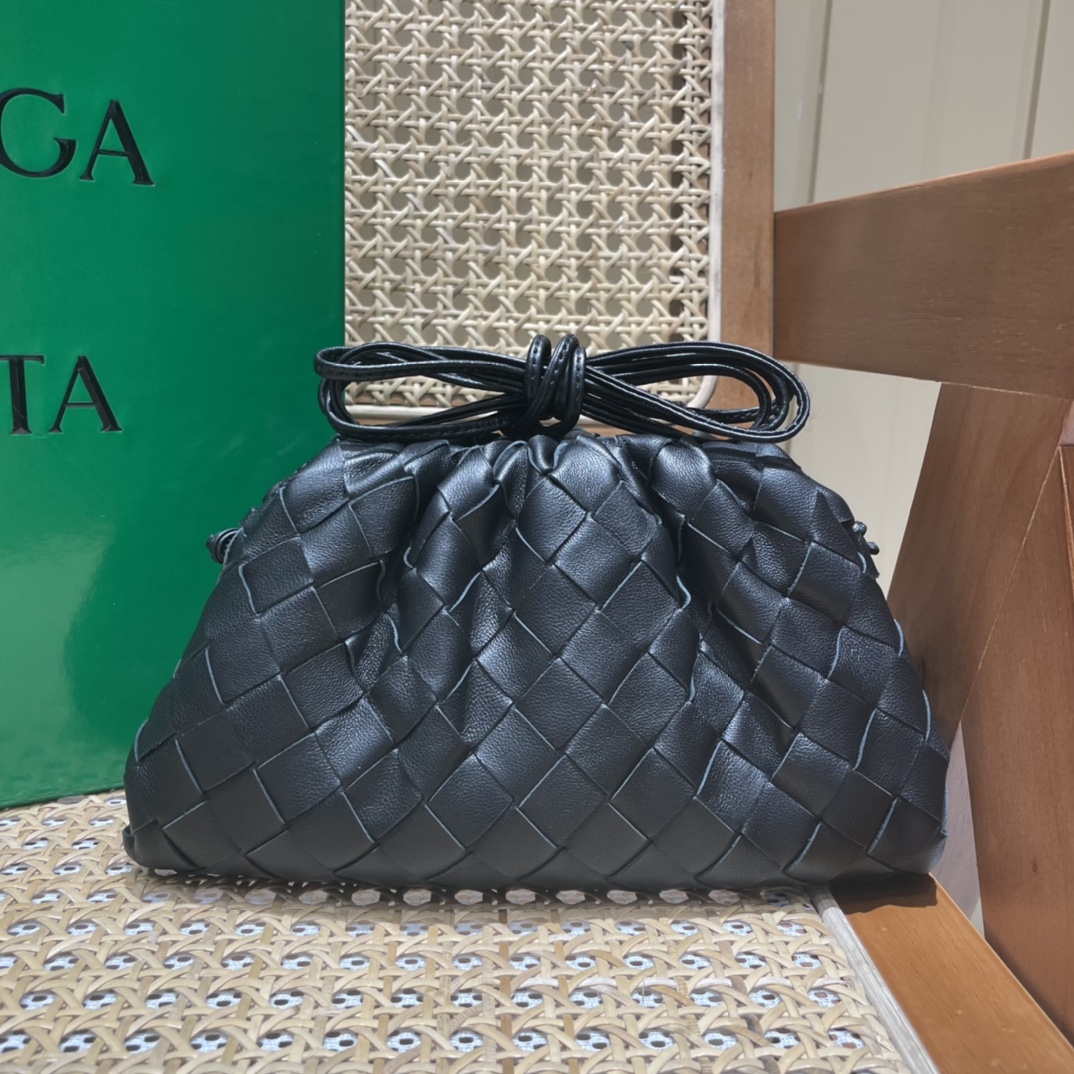 Bottega Veneta THE MINI POUCH 22CM 编织云朵包 585852黑色
