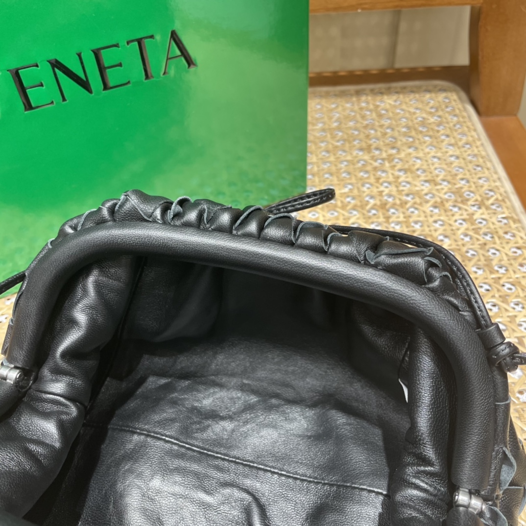 Bottega Veneta THE MINI POUCH 22CM 编织云朵包 585852黑色