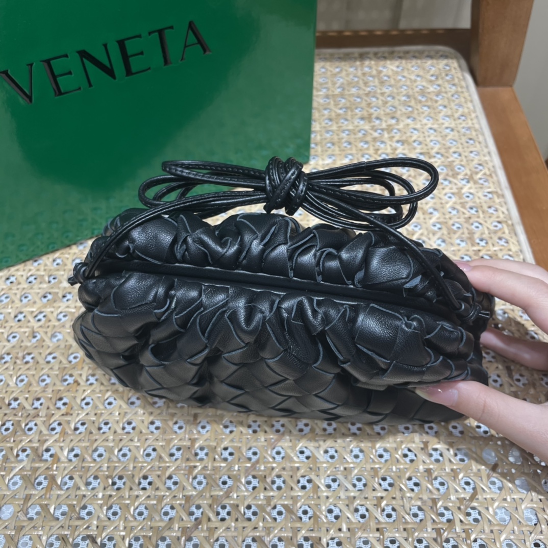 Bottega Veneta THE MINI POUCH 22CM 编织云朵包 585852黑色