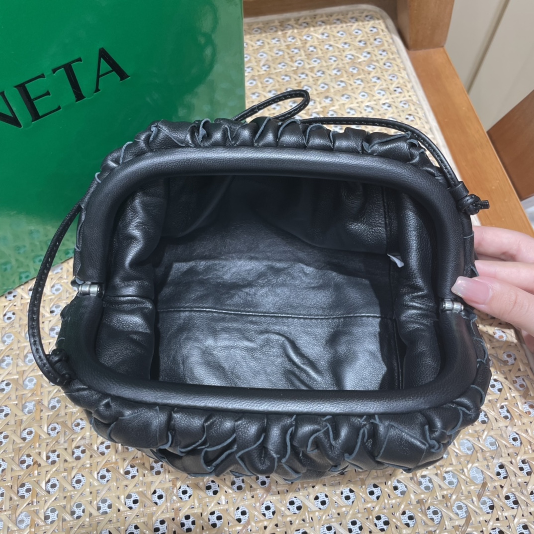 Bottega Veneta THE MINI POUCH 22CM 编织云朵包 585852黑色