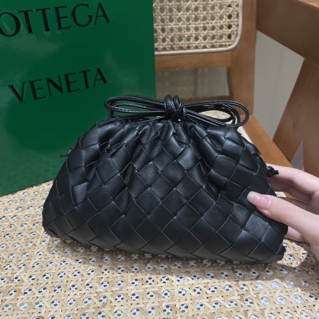 Bottega Veneta THE MINI POUCH 22CM 编织云朵包 585852黑色