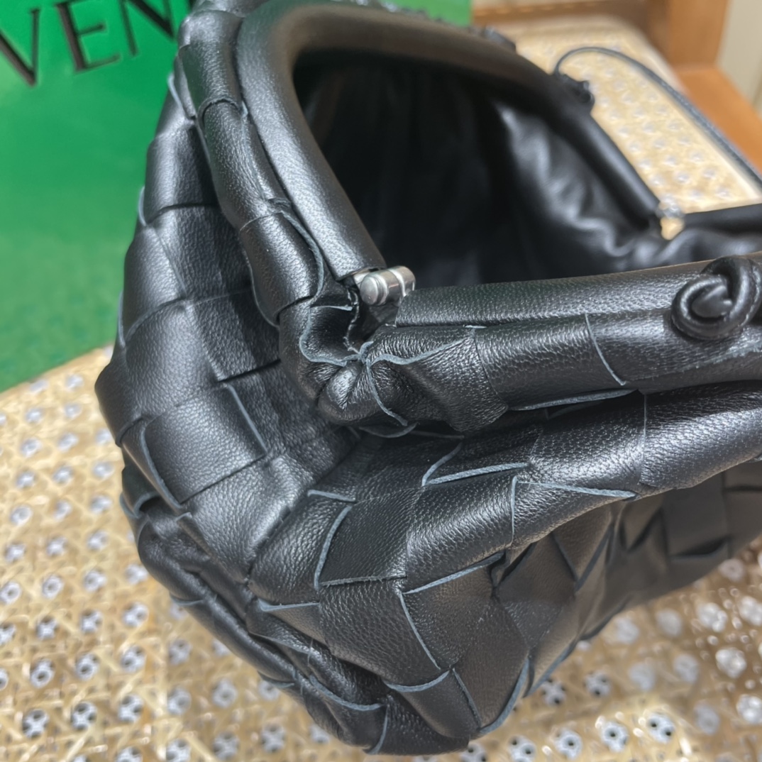 Bottega Veneta THE MINI POUCH 22CM 编织云朵包 585852黑色