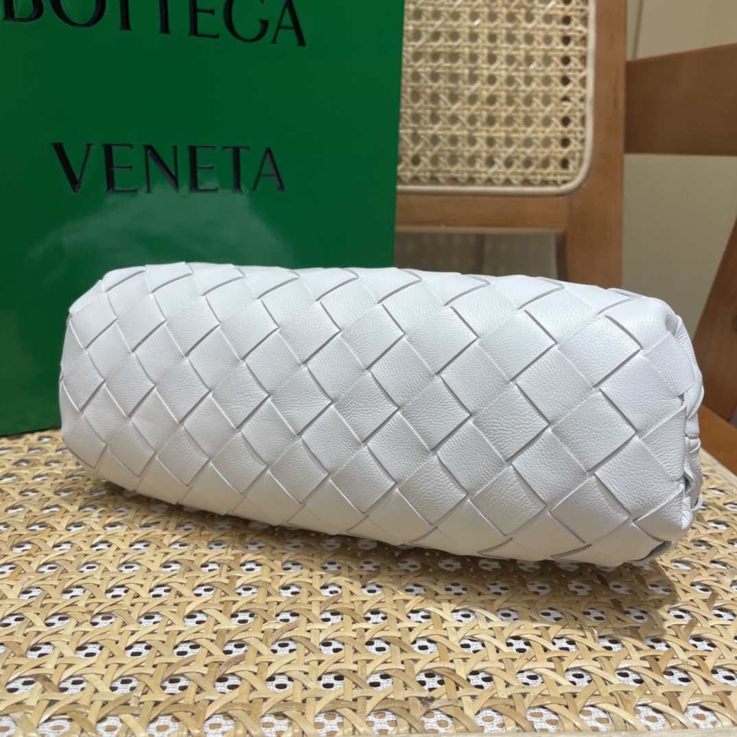 Bottega Veneta THE MINI POUCH 22CM 编织云朵包 585852白色