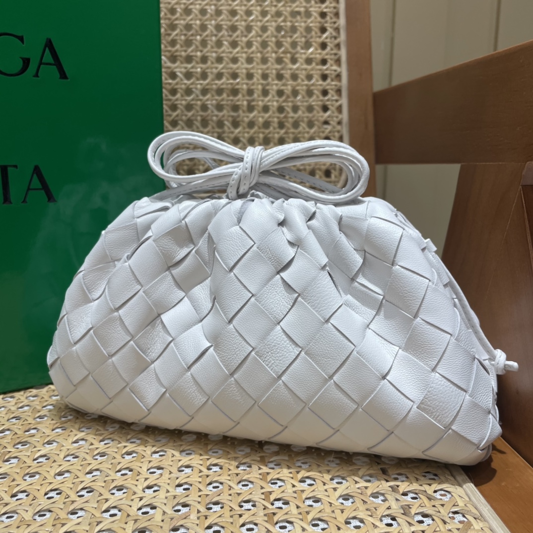 Bottega Veneta THE MINI POUCH 22CM 编织云朵包 585852白色