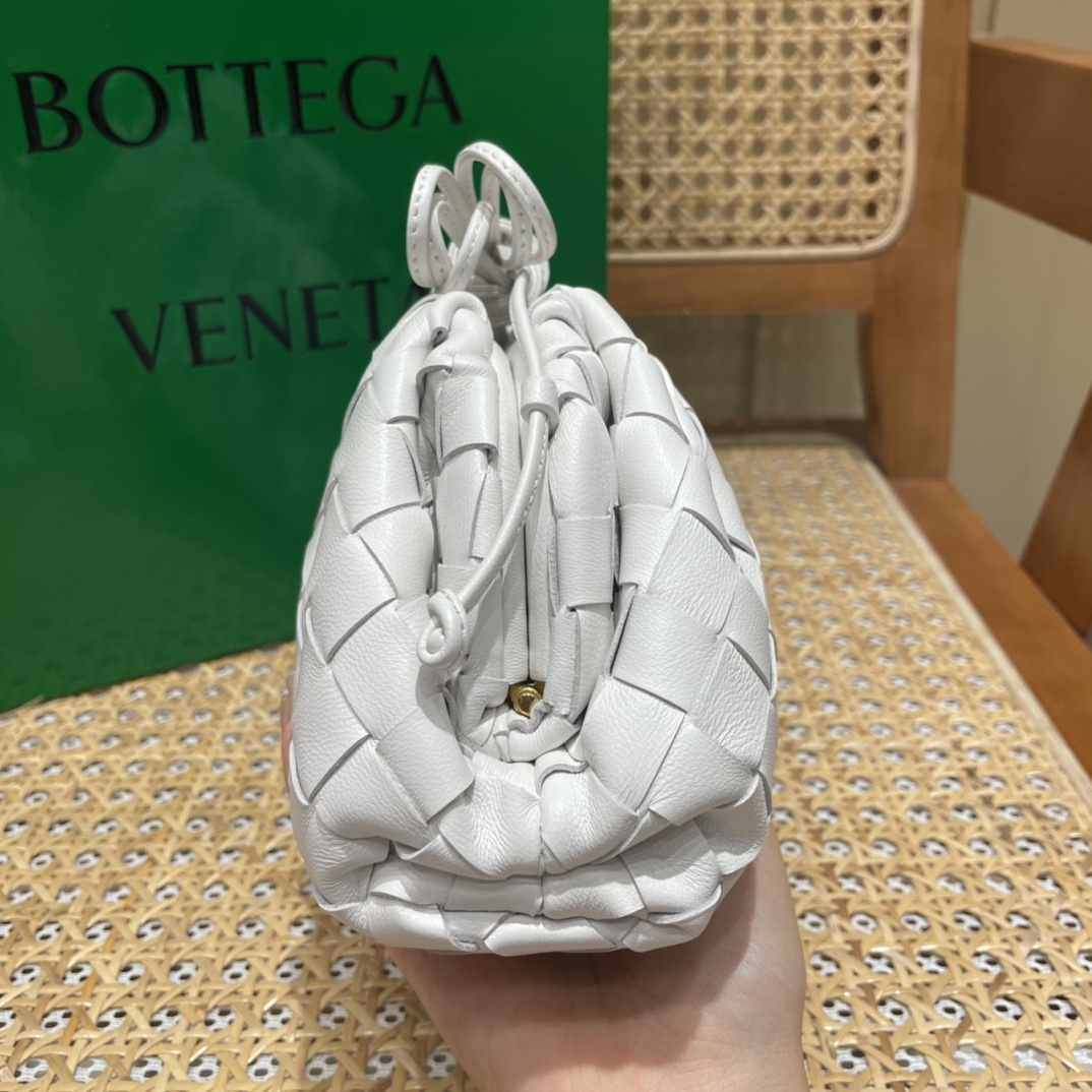 Bottega Veneta THE MINI POUCH 22CM 编织云朵包 585852白色