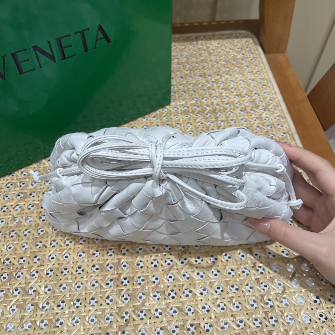 Bottega Veneta THE MINI POUCH 22CM 编织云朵包 585852白色