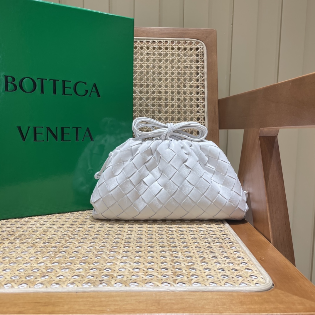 Bottega Veneta THE MINI POUCH 22CM 编织云朵包 585852白色