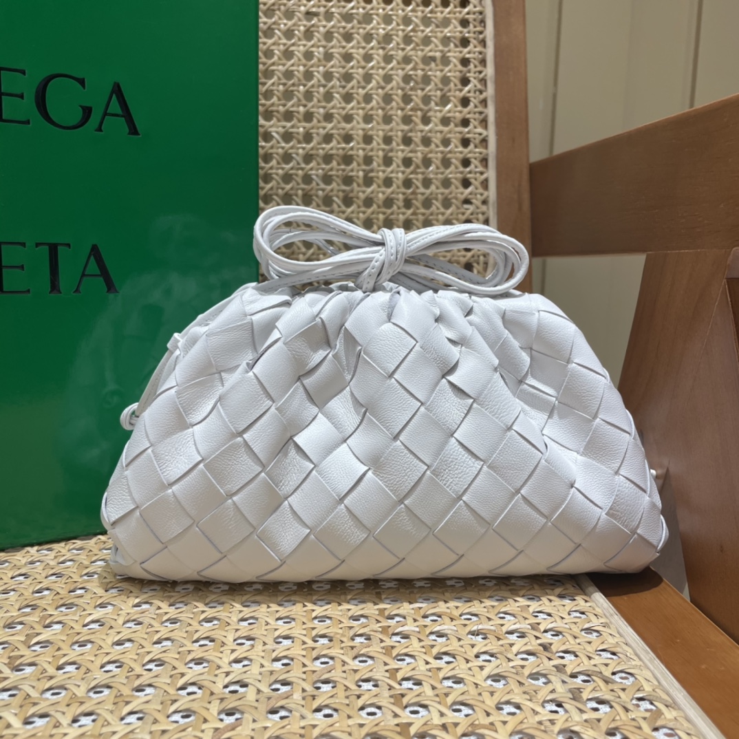 Bottega Veneta THE MINI POUCH 22CM 编织云朵包 585852白色