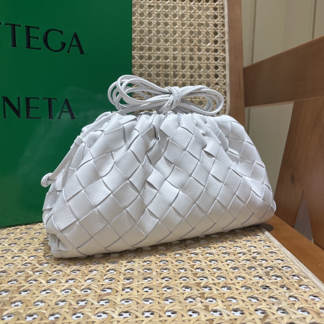 Bottega Veneta THE MINI POUCH 22CM 编织云朵包 585852白色