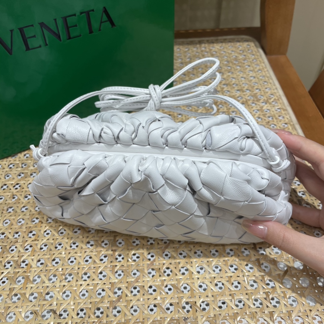 Bottega Veneta THE MINI POUCH 22CM 编织云朵包 585852白色