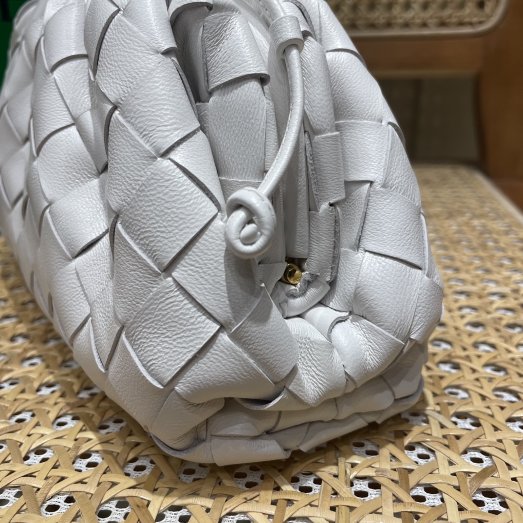 Bottega Veneta THE MINI POUCH 22CM 编织云朵包 585852白色