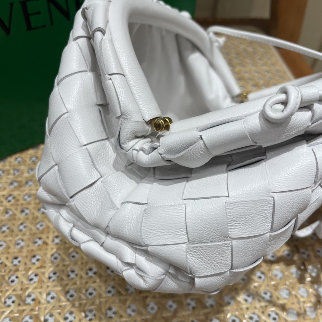 Bottega Veneta THE MINI POUCH 22CM 编织云朵包 585852白色