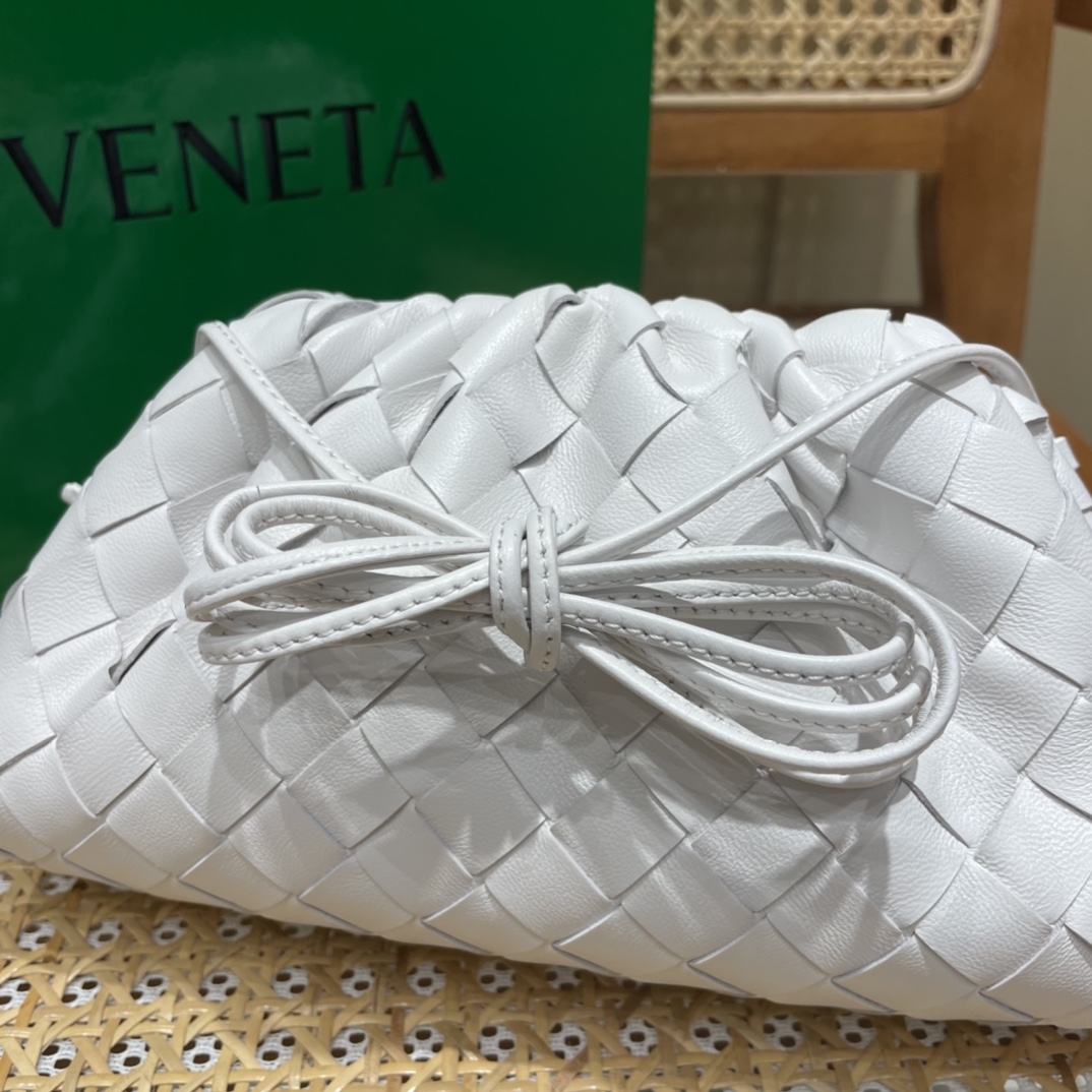 Bottega Veneta THE MINI POUCH 22CM 编织云朵包 585852白色