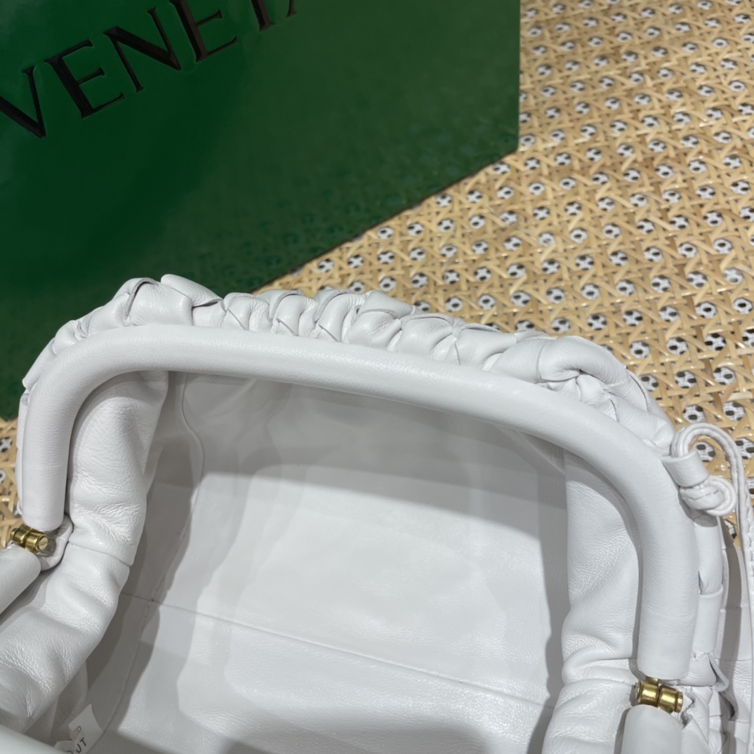 Bottega Veneta THE MINI POUCH 22CM 编织云朵包 585852白色